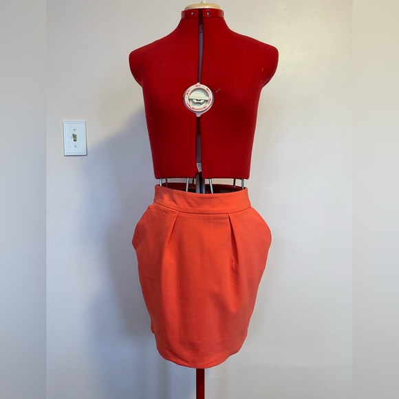 Short skirt with pockets, hot pink, front pleats - Picture 1 of 6